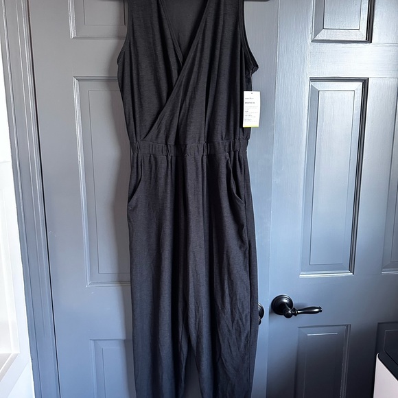 BREATH ON - Sleeveless Black Jumpsuit
Old Navy Active
Size M - Picture 7 of 8